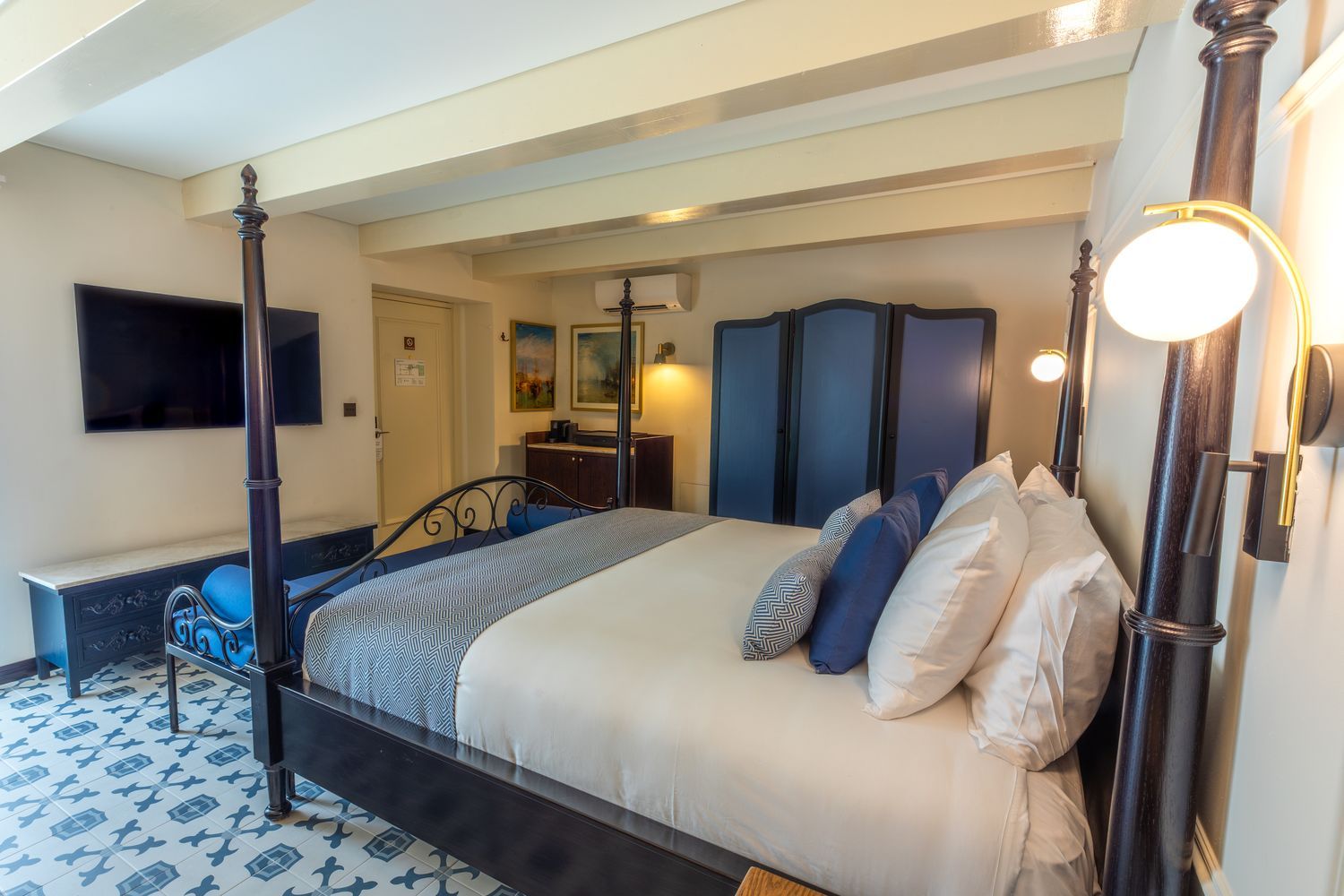 Nautica room